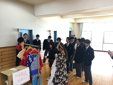 学生选择民族服饰_副本.jpg