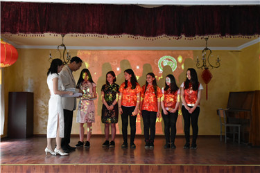 孔院教学督导为学生颁奖.jpg