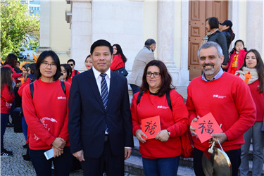 中国驻葡萄牙大使馆文化参赞舒建平（左二），阿威罗孔子学院外方院长卡洛斯·莫赖斯（Carlos Morais）.jpg