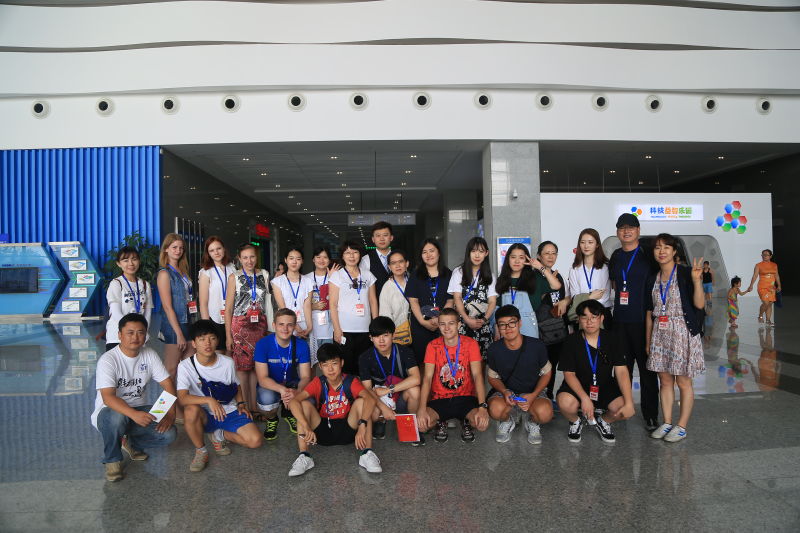 图片6:选手们与中心领导合影留念.jpg