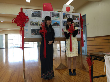 学生试穿中国服饰_副本.jpg