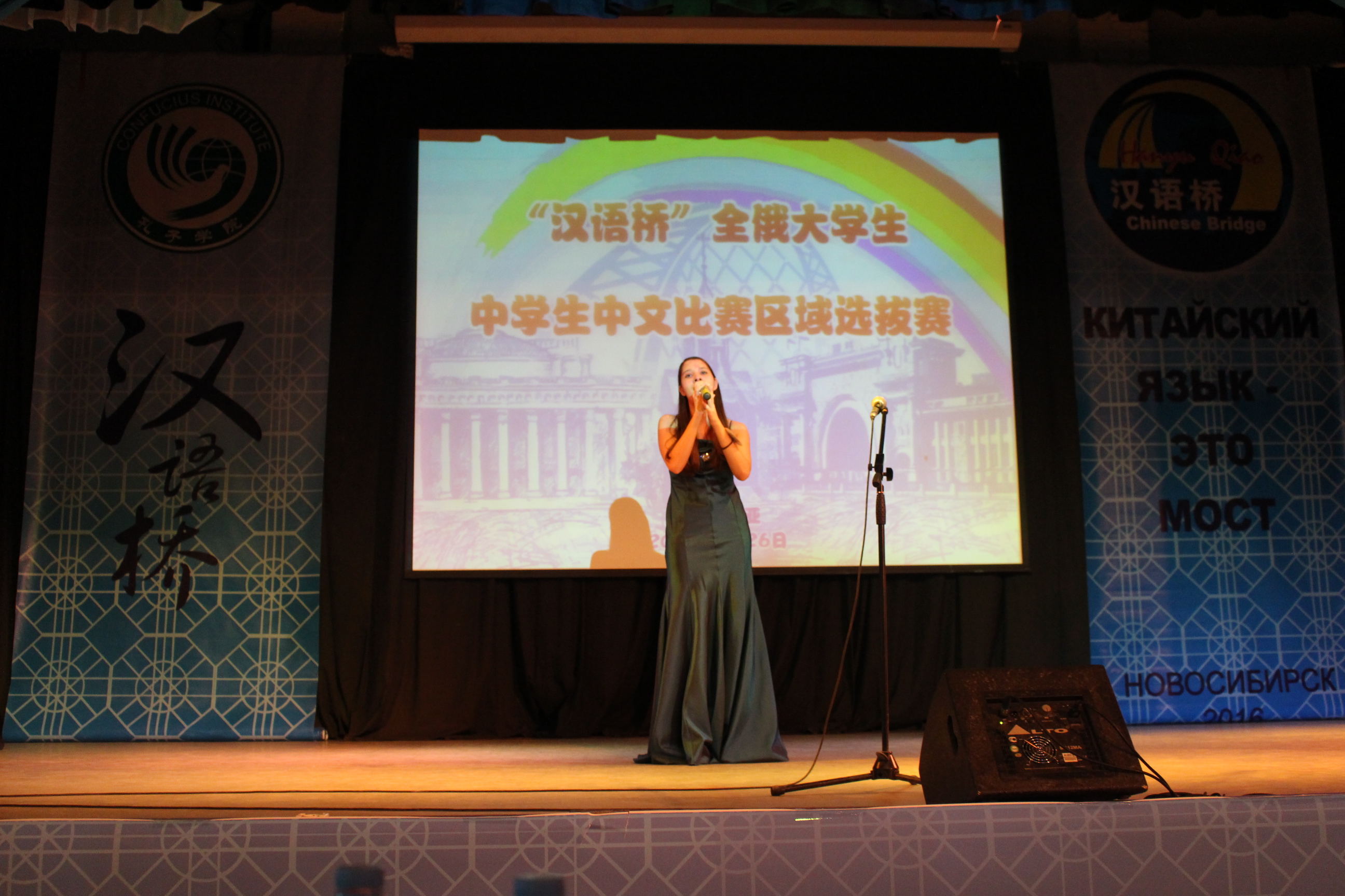图五:饱含深情的演唱《时间都去哪儿了》.JPG