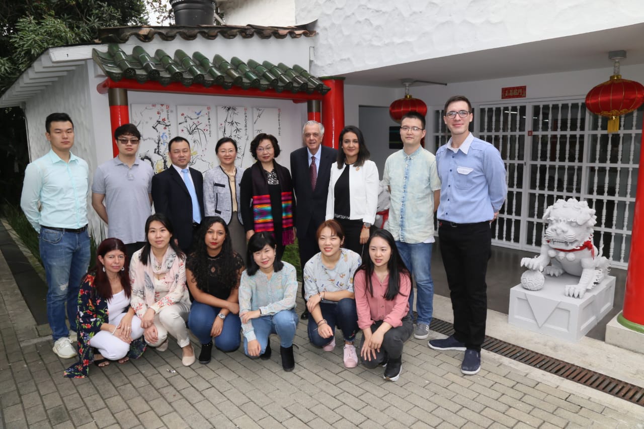 2 朱参赞和孔子学院全体人员合影.jpeg