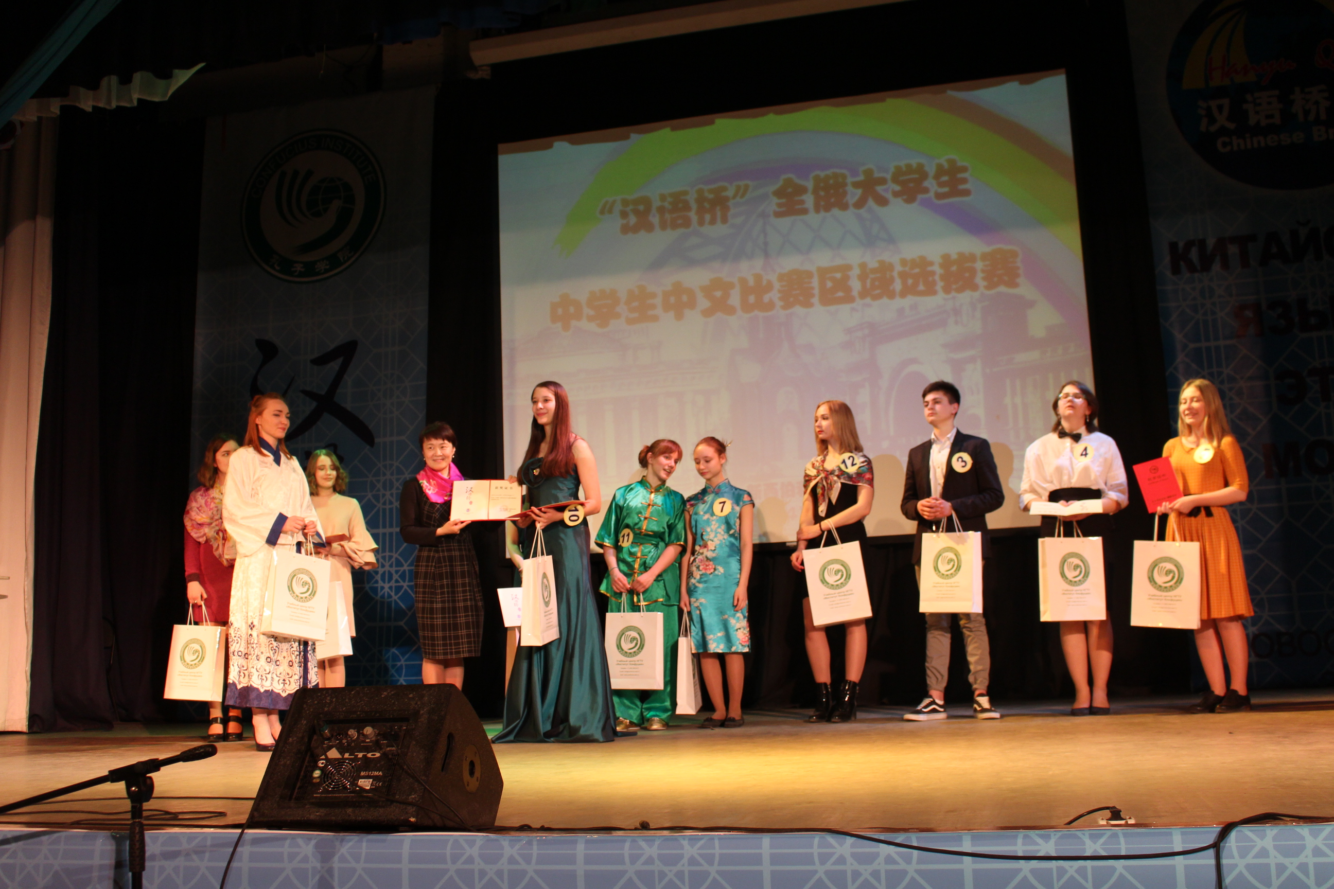图八:领事为冠军颁奖.JPG