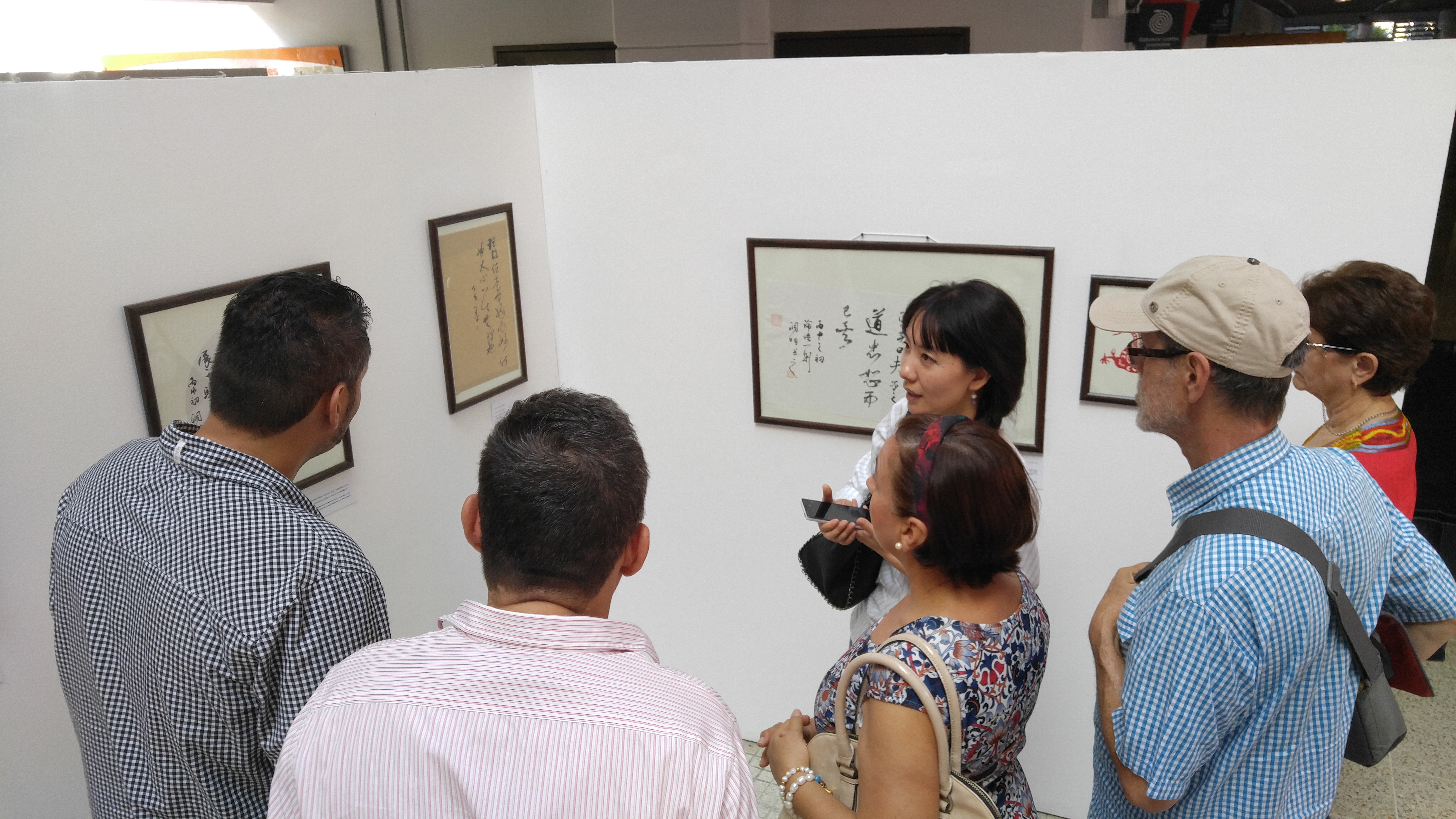 2 参观书法展.jpg